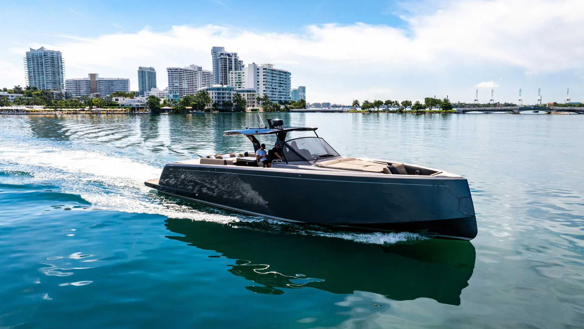 Pardo yacht rental on the Fort Lauderdale waterways